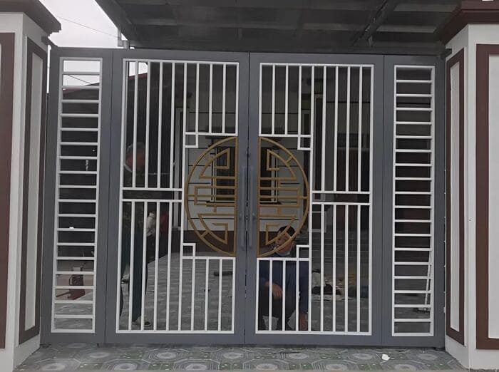 Mẫu cổng sắt 4 cánh họa tiết tròn cách điệu