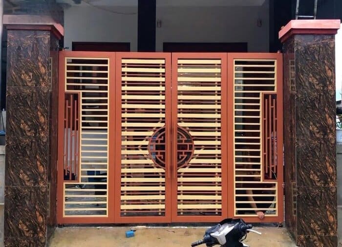 Cổng sắt nan ngang phối hoa văn tròn