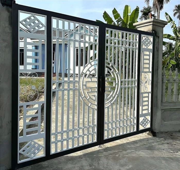 Mẫu cổng sắt 4 cánh hiện đại phối trắng đen
