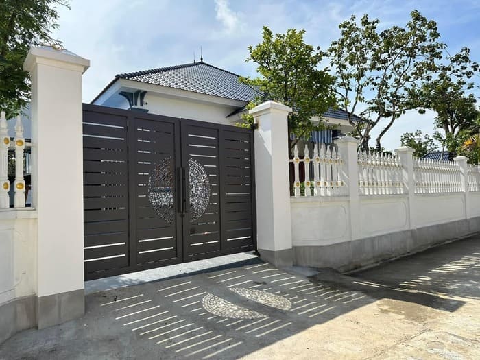 Cổng sắt sơn tĩnh điện thiết kế tối giản