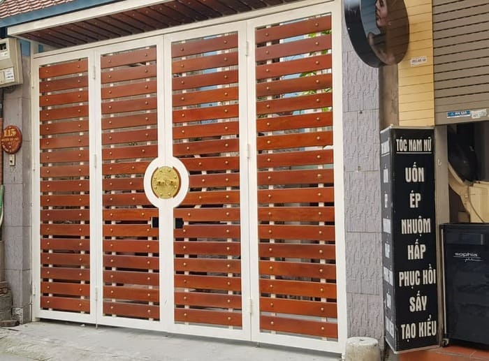 Mẫu cổng sắt 4 cánh nan ngang phối gỗ