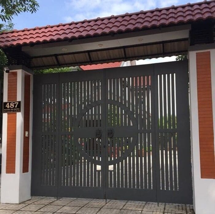 Mẫu cổng sắt sơn tĩnh điện nan dọc đơn giản