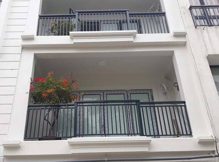 Mẫu lan can sắt hộp thanh dọc phong cách hiện đại