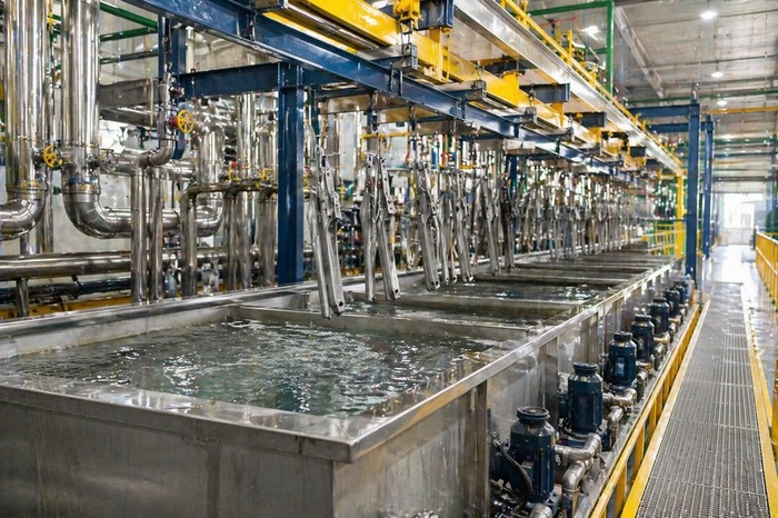 Sau khi tẩy dầu mỡ, sản phẩm cần được rửa bằng nước sạch